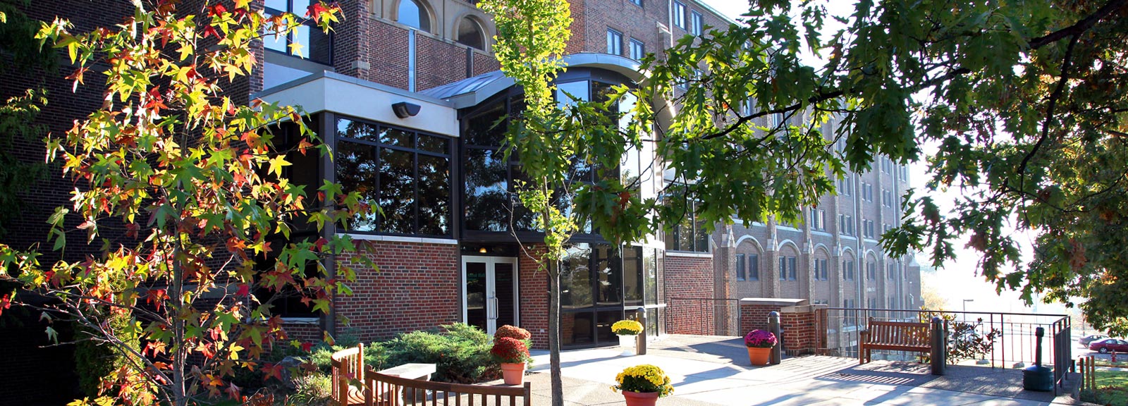 photo outside entrance saint vincent welcome center